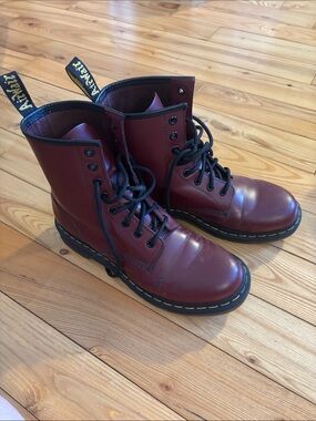 Dr. Martens Burgundy 8-Eye Leather Boots Size 9 Combat Boots Airwair